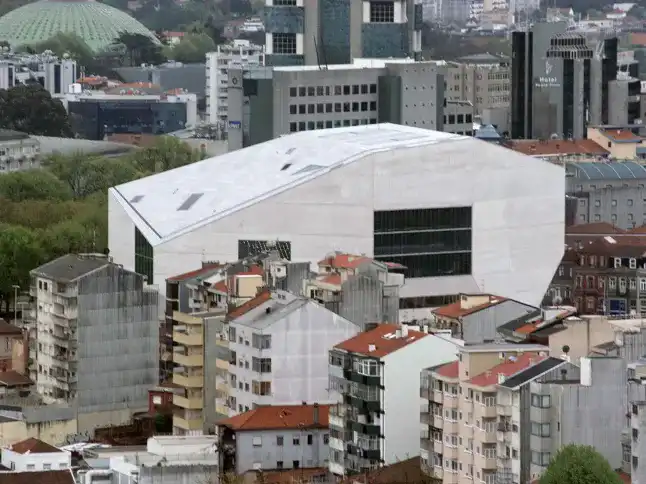 vue de loin casa de musica
